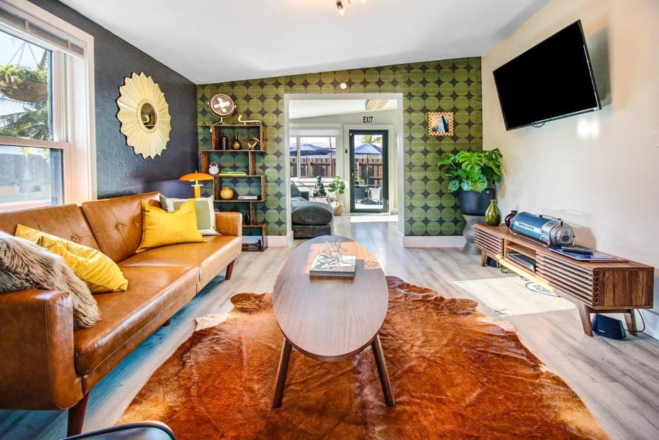 Communal lounge/ TV room, TV and multimedia, Living room, Seating area, Pool view, hair dresser, hair dresser