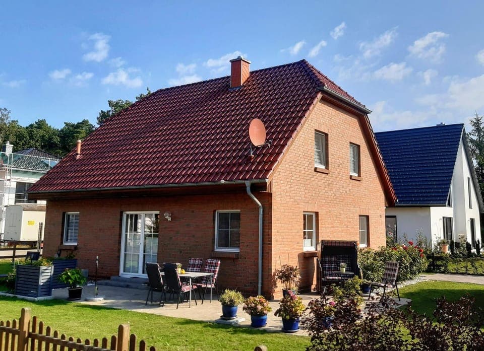 Property building, Facade/entrance, Garden