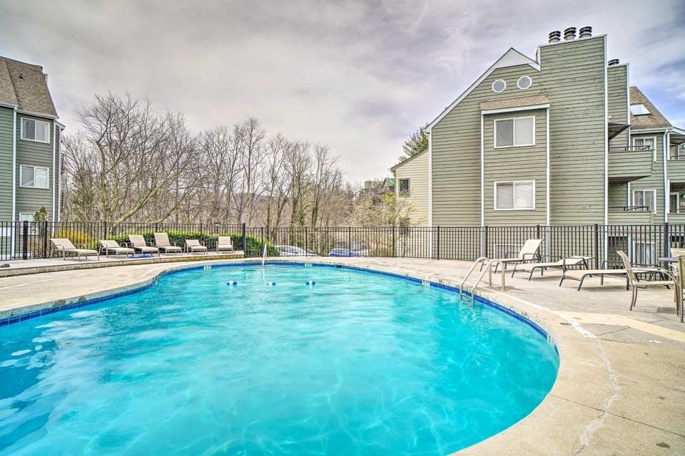 Pool Days & Gatlinburg Fun! Family Mtn Retreat House in Gatlinburg