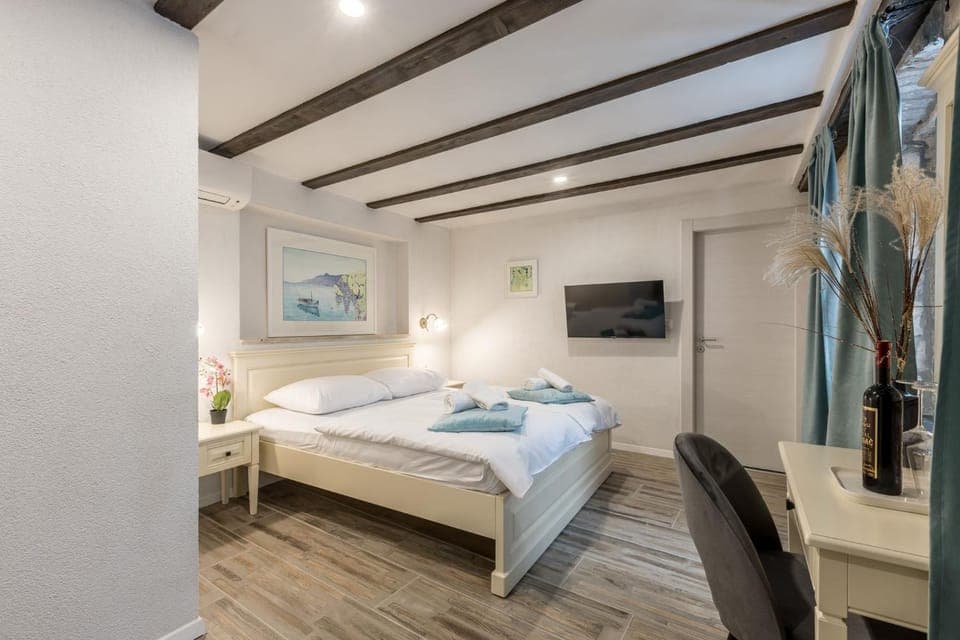 Bed, TV and multimedia, Photo of the whole room, Bedroom, towels