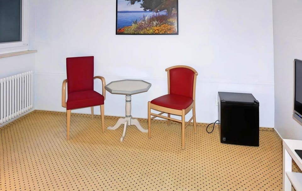 Photo of the whole room, Seating area