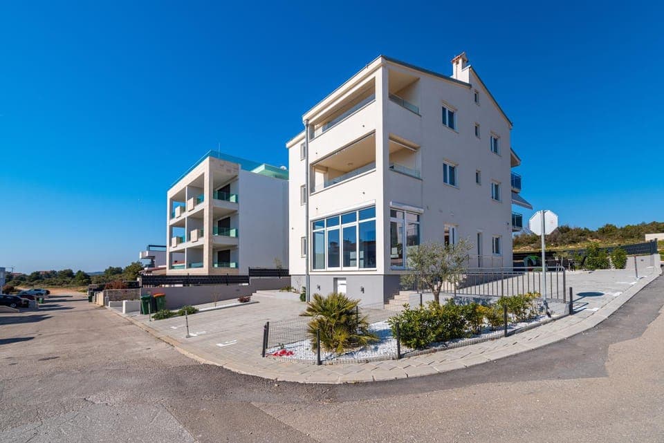 Property building, Neighbourhood, Location