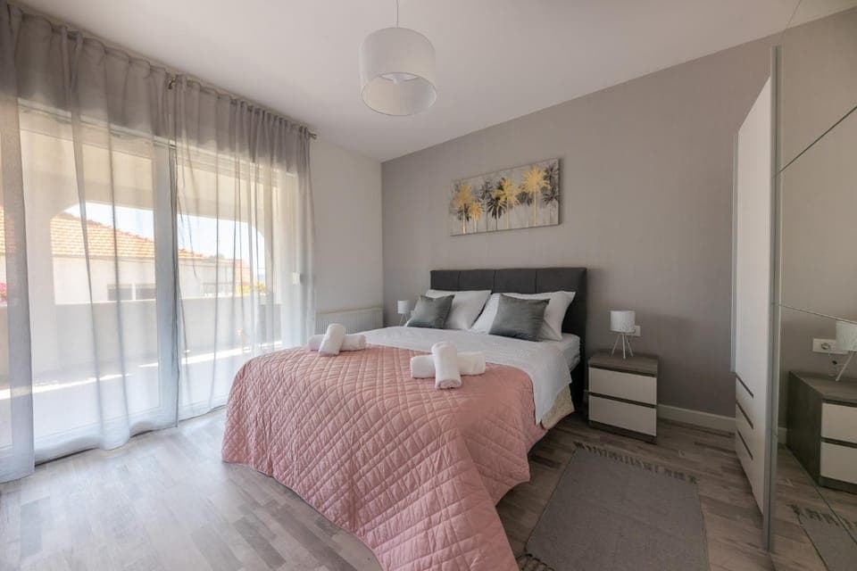 Bed, TV and multimedia, Balcony/Terrace, Bedroom, towels, air conditioner