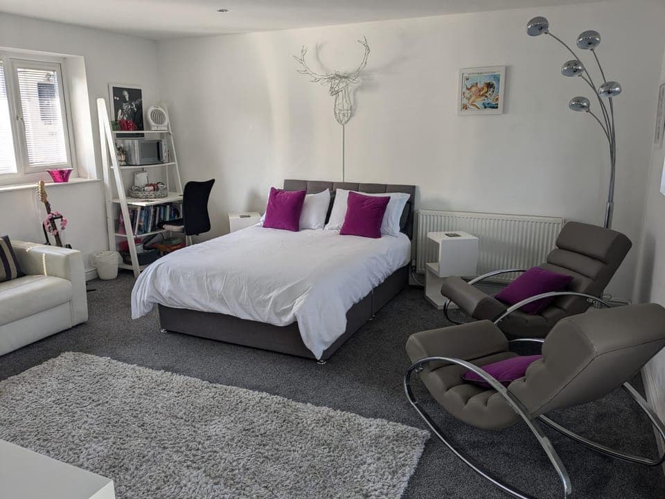 Bed, Photo of the whole room, Seating area, Bedroom