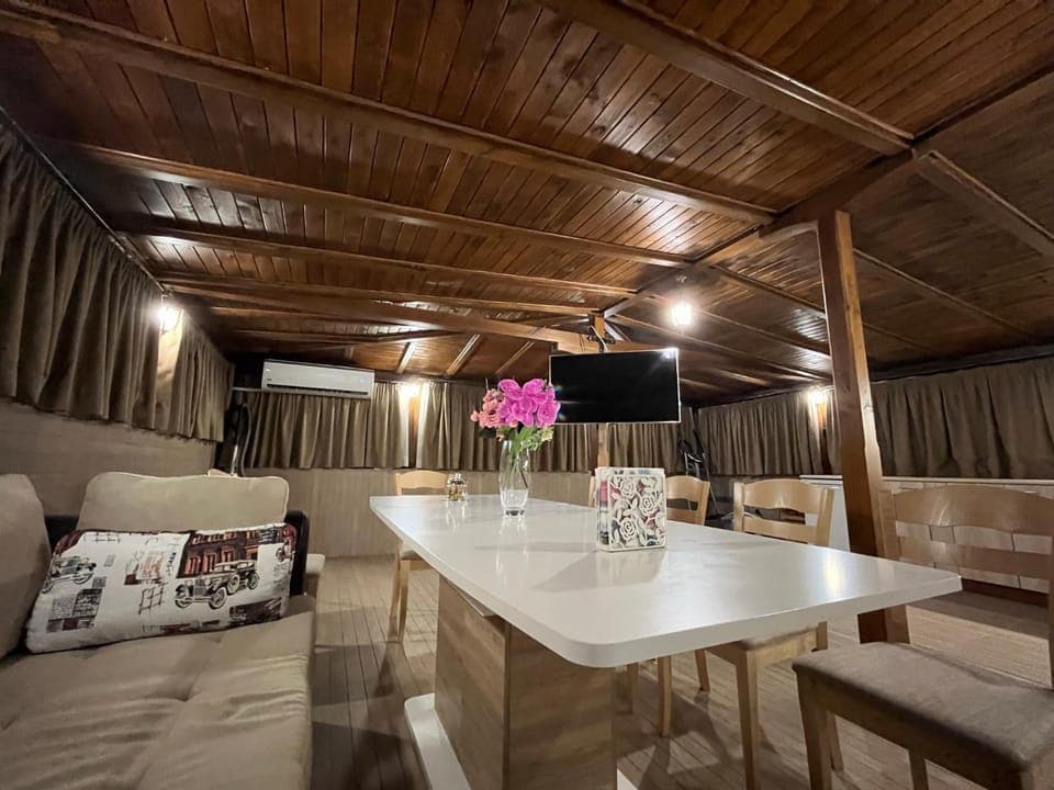 Communal lounge/ TV room, Living room, Seating area, Dining area, kitchen, air conditioner, air conditioner