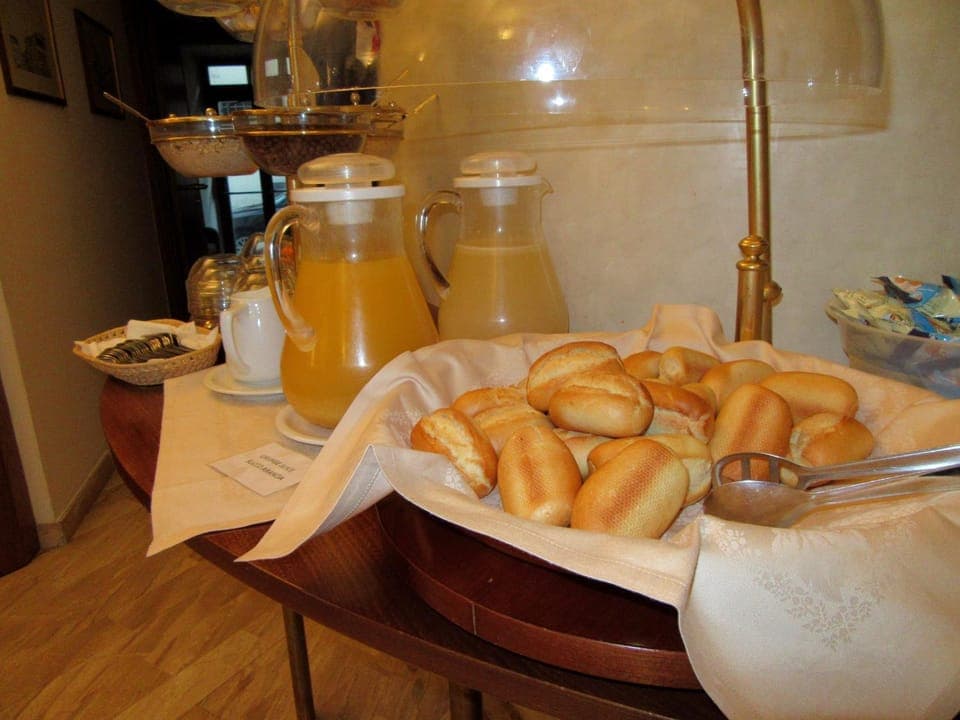 Shower, Toilet, Nearby landmark, Staff, Staff, Restaurant/places to eat, Restaurant/places to eat, Communal lounge/ TV room, Bed, People, Neighbourhood, Natural landscape, Billiard, Bowling, Casino, Fishing, Golfcourse, Nightclub / DJ, Bathroom, TV and multimedia, Balcony/Terrace, Lobby or reception, Lounge or bar, Fitness centre/facilities, Seating area, Tennis court, Hiking, Cycling, Evening entertainment, Bedroom, On site, Meeting/conference room, Pets, Pets, Pets, Guests, Guests, City view, City view, Landmark view, Landmark view, Street view, Street view, Supermarket/grocery shop, Shopping Area, Swimming pool, Breakfast, Buffet breakfast, Buffet breakfast, Alcoholic drinks, Alcoholic drinks, Non alcoholic drinks, Non alcoholic drinks, Seasons, Time of day, young children, young children, young children, older children, older children, older children, group of guests, group of guests, group of guests, cot, Family, Family, Family