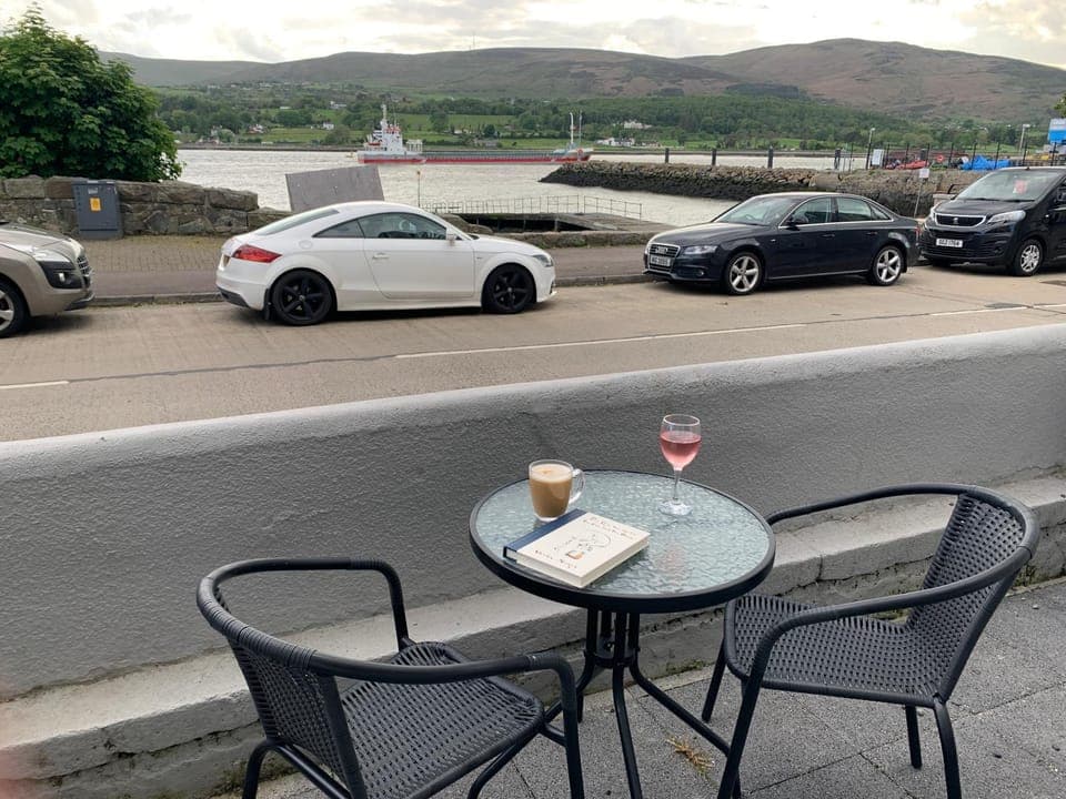 Patio, Natural landscape, Balcony/Terrace, Seating area, Mountain view, Parking