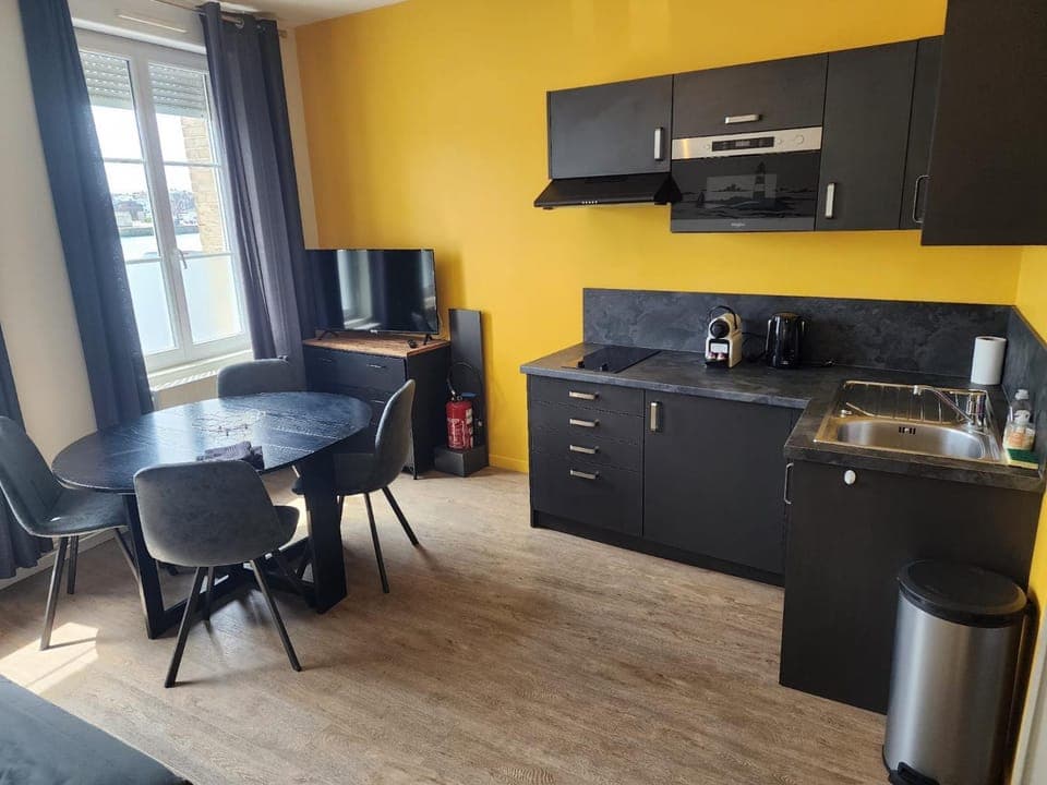 Kitchen or kitchenette, Dining area