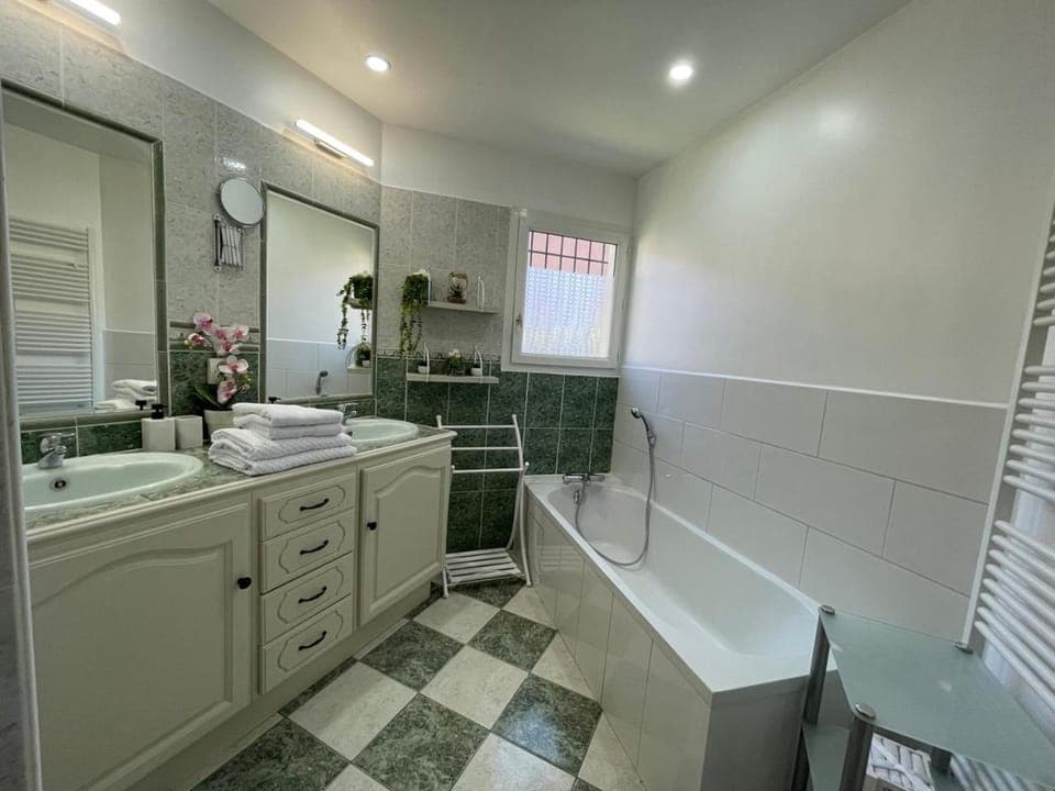 Bathroom, Bath, towels