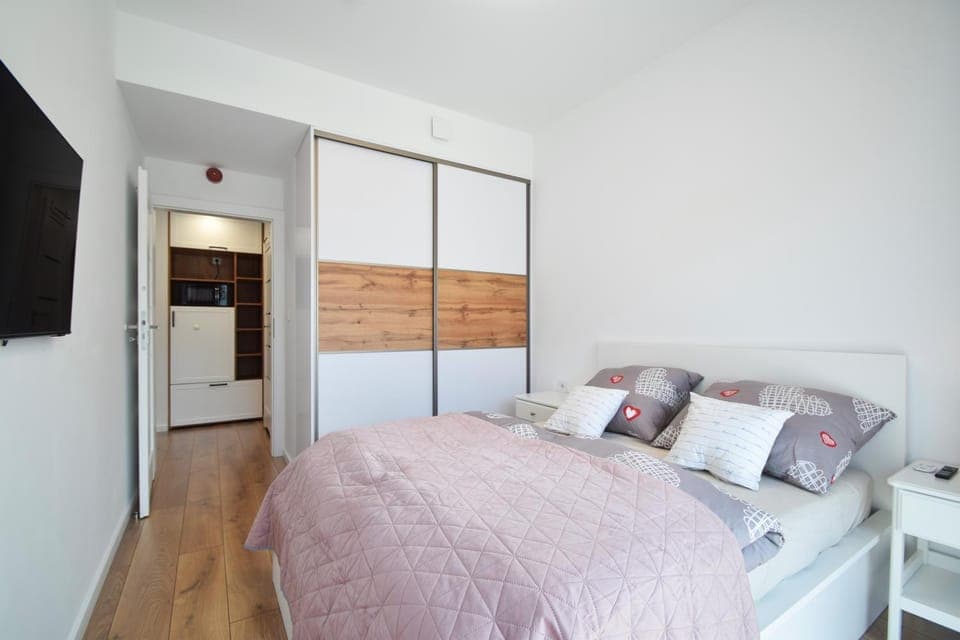 Photo of the whole room, Bedroom, minibar