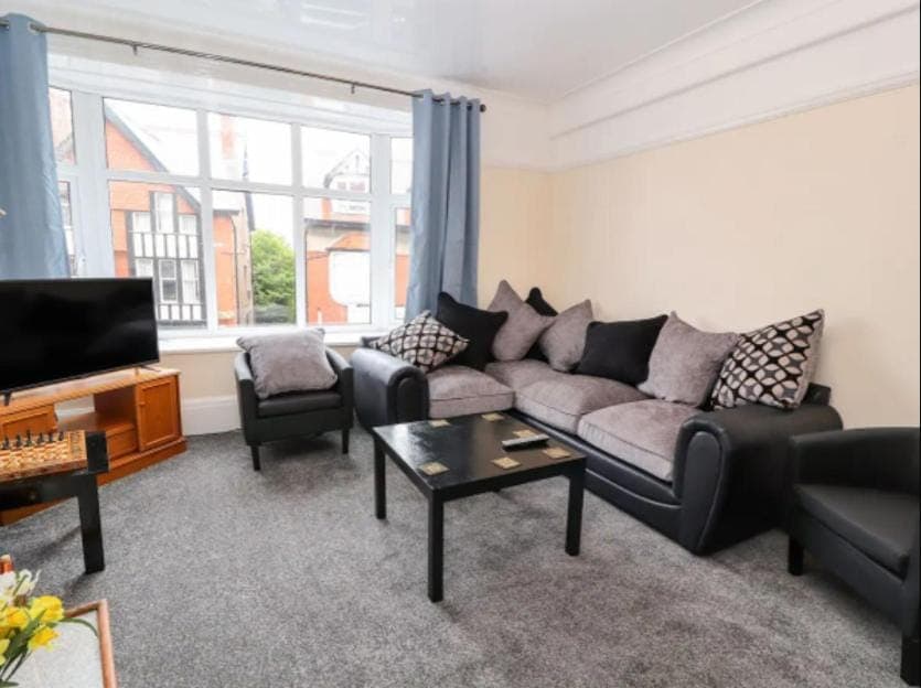 Communal lounge/ TV room, TV and multimedia, Living room, Seating area