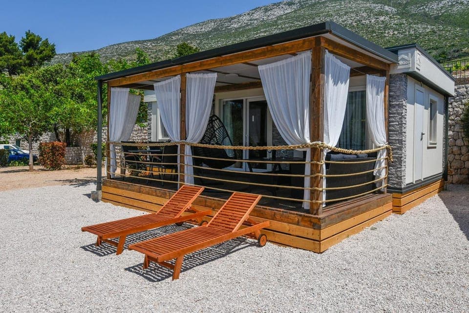 Property building, Day, Natural landscape, sunbed