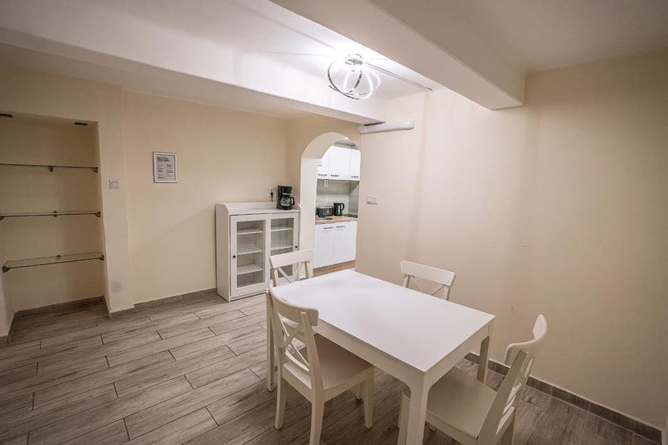 Kitchen or kitchenette, Seating area, Dining area