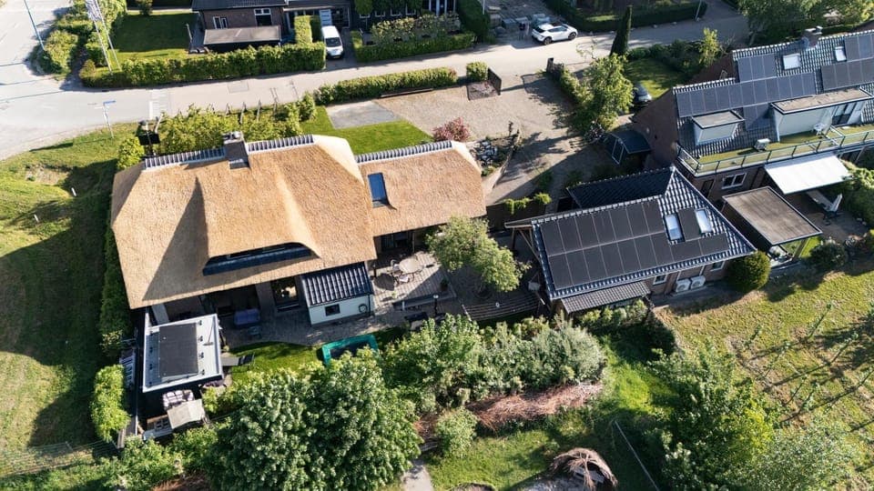 Bird's eye view, Location