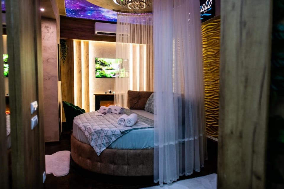 Bed, TV and multimedia, Photo of the whole room, Bedroom, towels