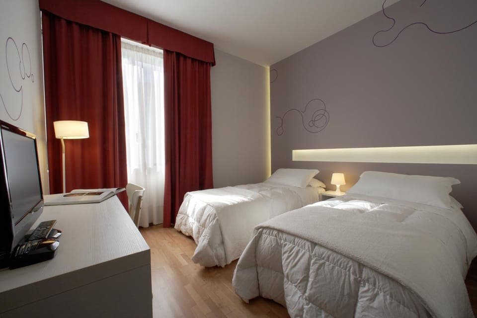 Bed, TV and multimedia, Photo of the whole room, Bedroom