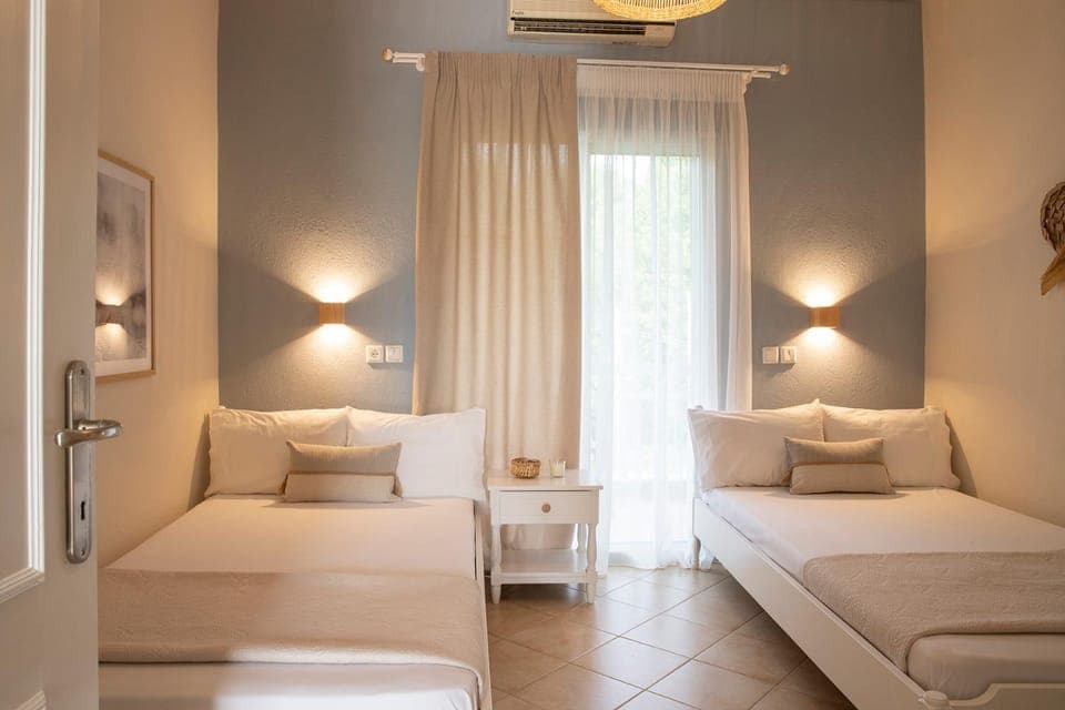 Bed, Photo of the whole room, Bedroom, air conditioner