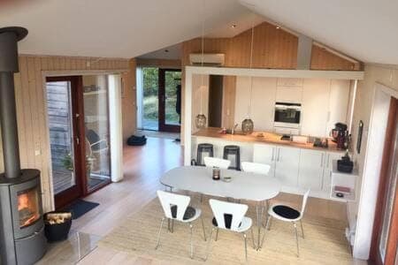 Kitchen or kitchenette, Dining area, minibar, stove