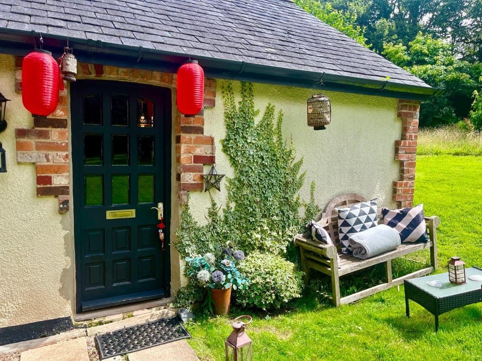 Property building, Spring, Day, Garden, Seating area