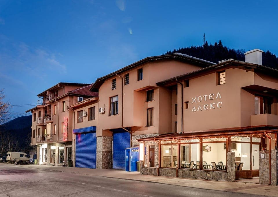 Property building, Night, Neighbourhood, Mountain view, Street view, Parking
