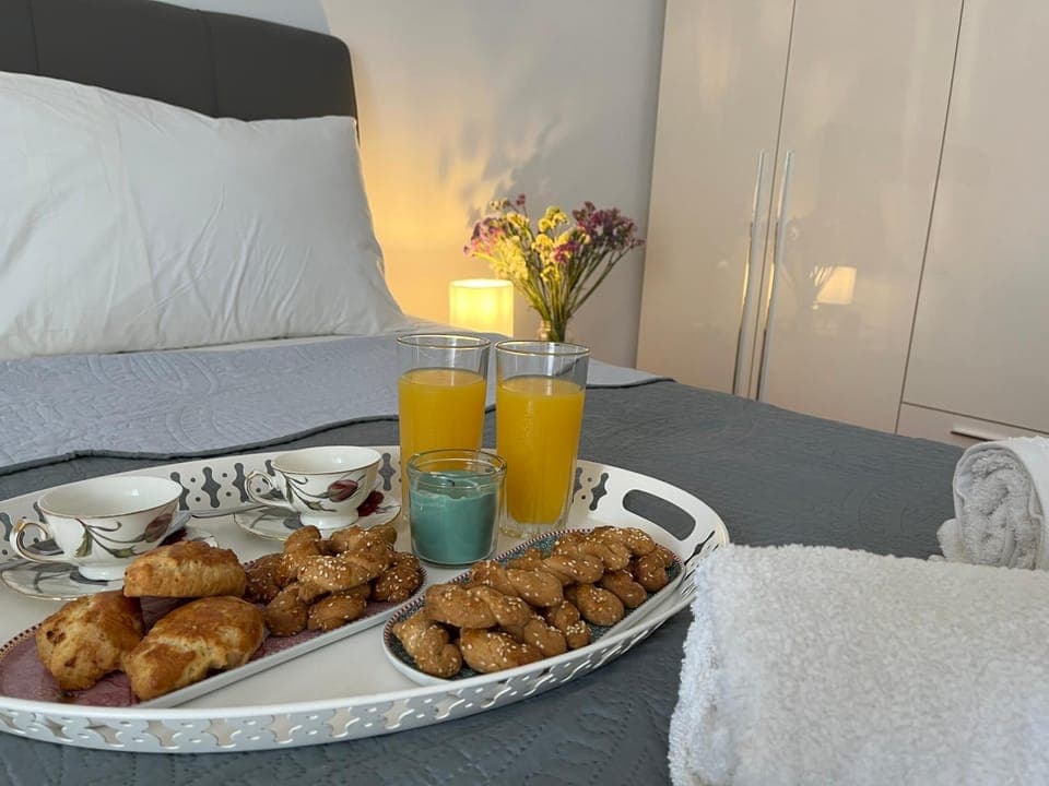 Bed, Food and drinks, Photo of the whole room, Bedroom, Food, Breakfast, Continental breakfast