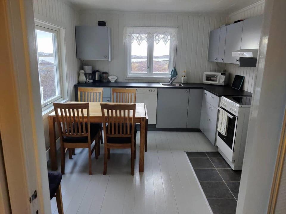 Coffee/tea facilities, Kitchen or kitchenette, Dining area, dishwasher, microwave, oven, stove, kitchen