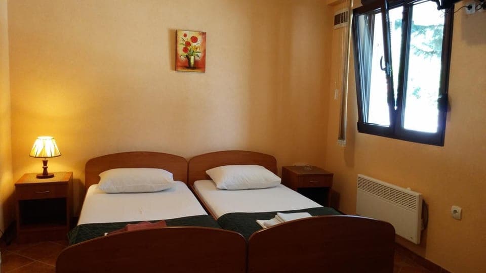 Photo of the whole room, Decorative detail