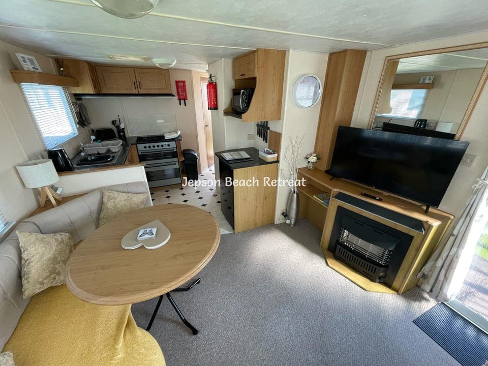 TV and multimedia, Kitchen or kitchenette, Living room, Seating area, Dining area