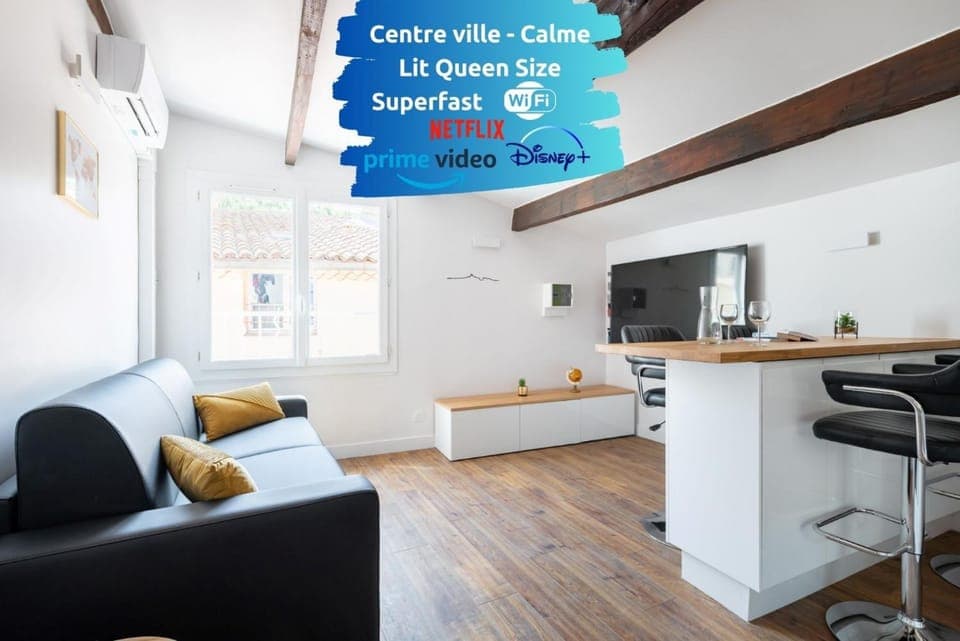 Property building, Kitchen or kitchenette, Living room