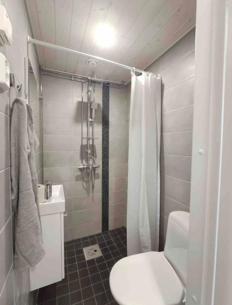 Shower, Toilet, Bathroom, towels