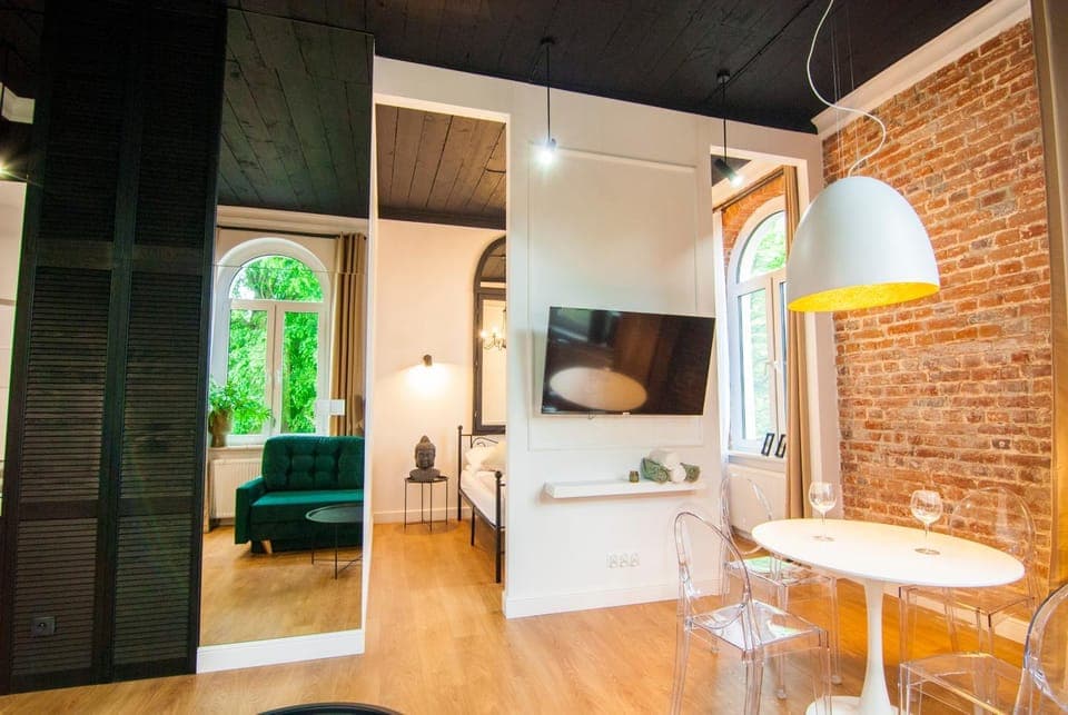 TV and multimedia, Living room, Decorative detail, Seating area, Dining area, Area and facilities, locker, microwave, wardrobe