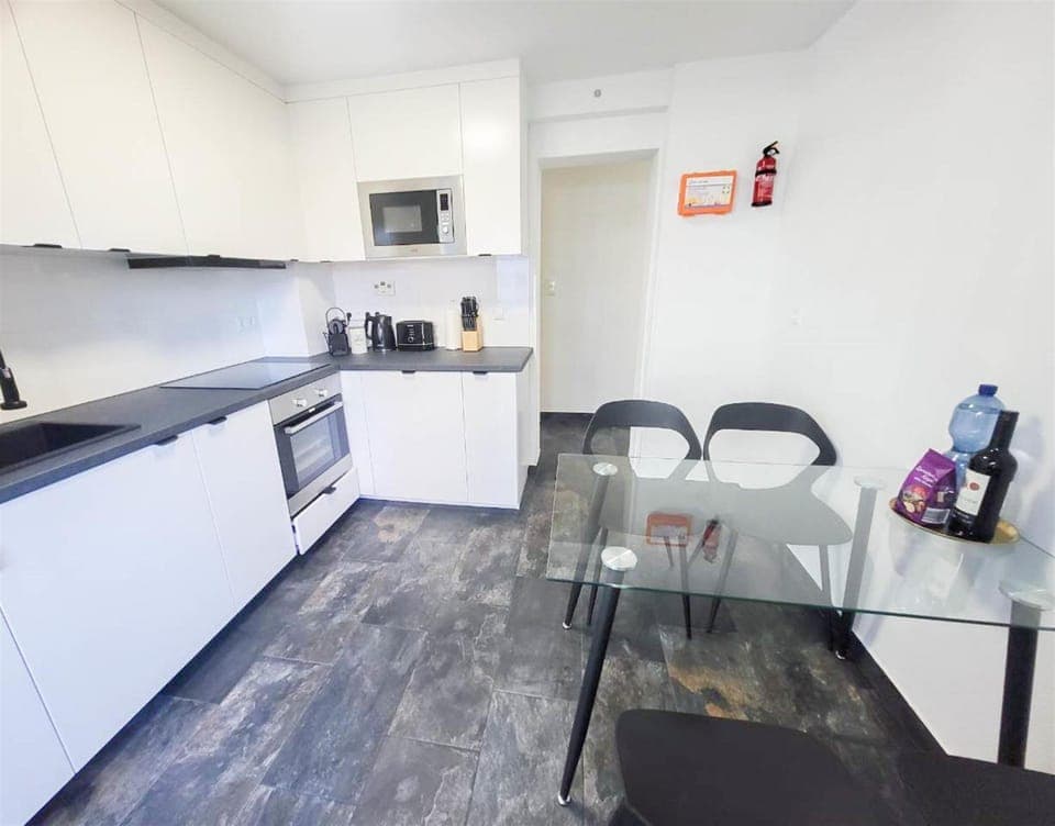 Coffee/tea facilities, Kitchen or kitchenette, Dining area, oven, stove, toaster