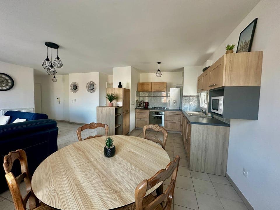 Kitchen or kitchenette, Dining area, stove