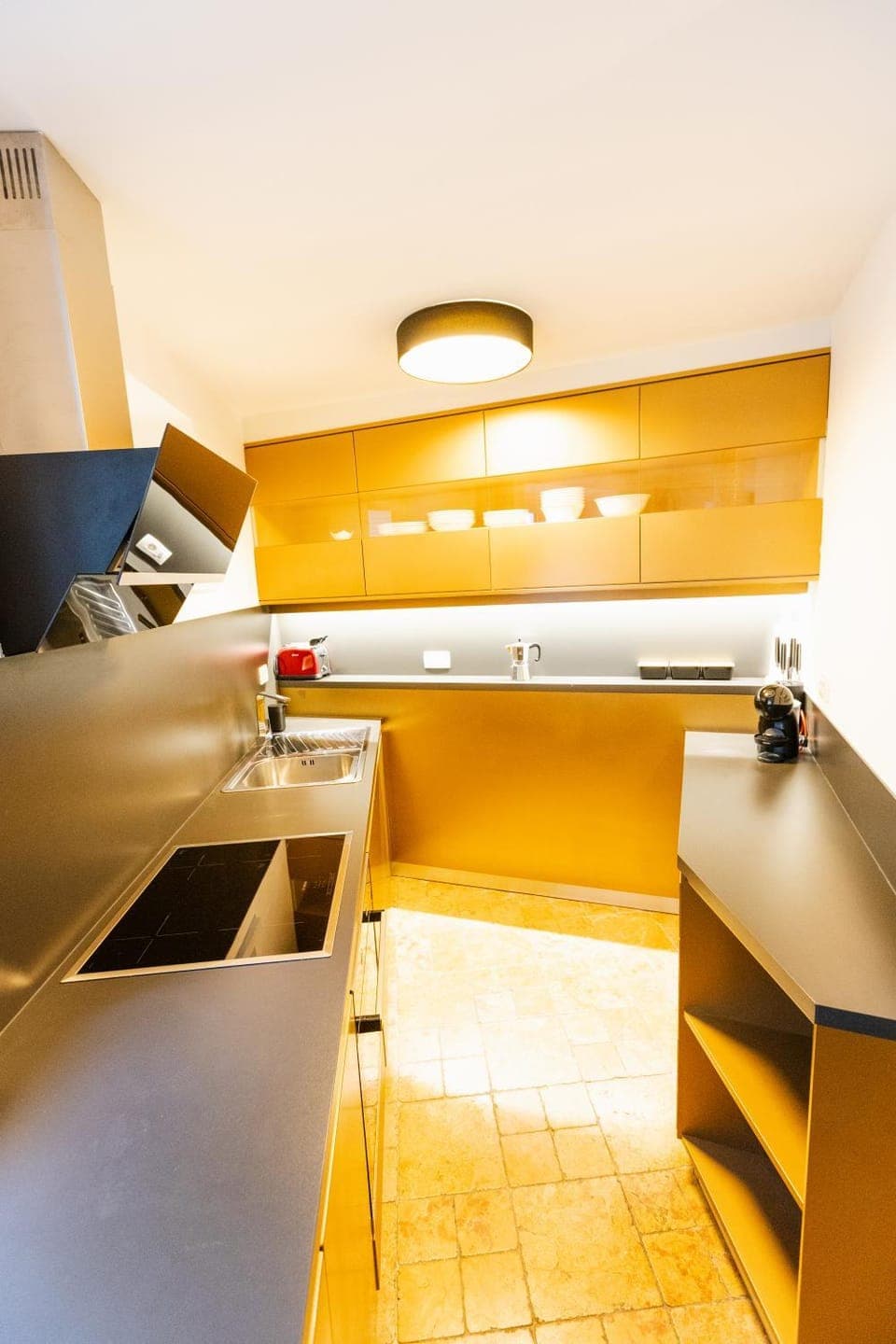 Kitchen or kitchenette, Photo of the whole room, stove, toaster, kitchen