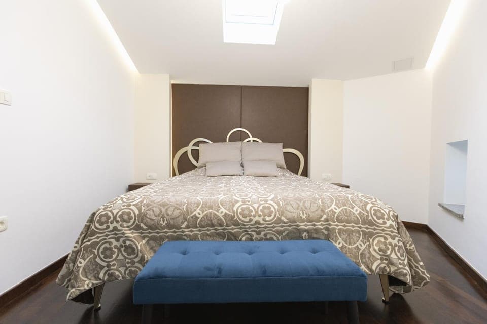 Bed, TV and multimedia, Photo of the whole room, Decorative detail, Bedroom, internet, air conditioner