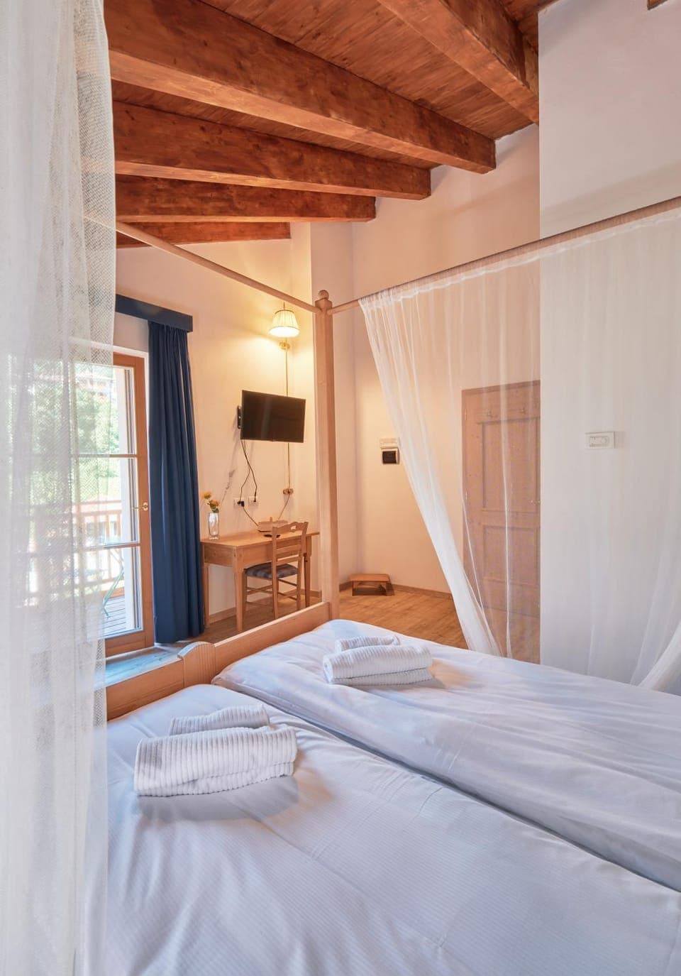 Photo of the whole room, Bedroom, wardrobe