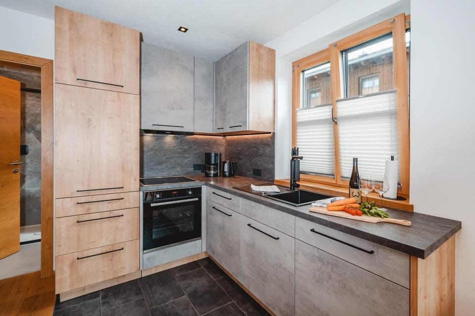 Kitchen or kitchenette, dishwasher, oven, kitchen