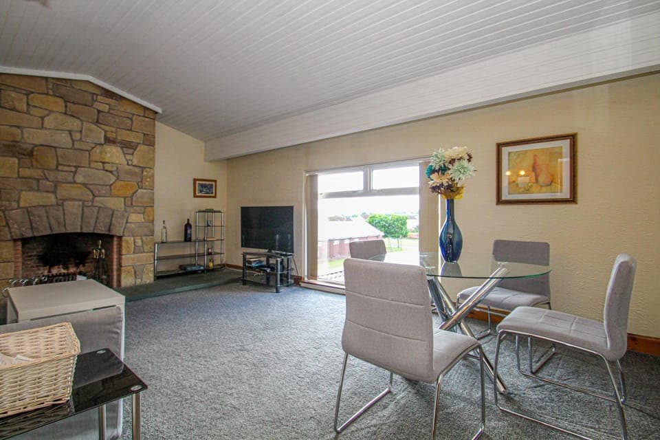 TV and multimedia, Living room, Seating area, Dining area, flat iron