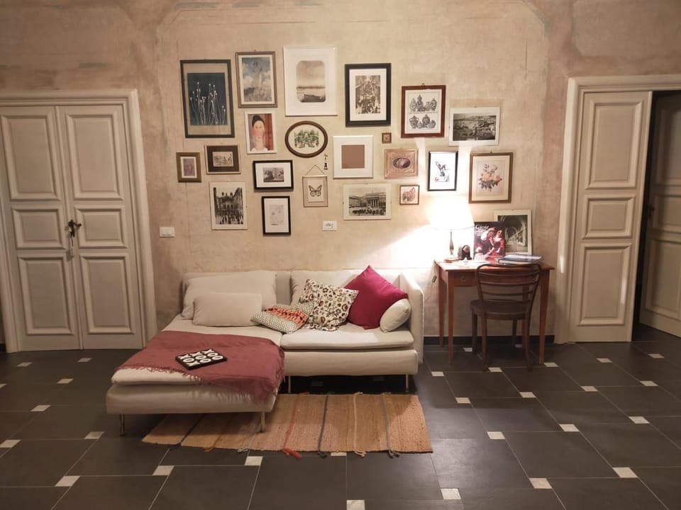 Facade/entrance, Living room, Decorative detail, Seating area, hair dresser