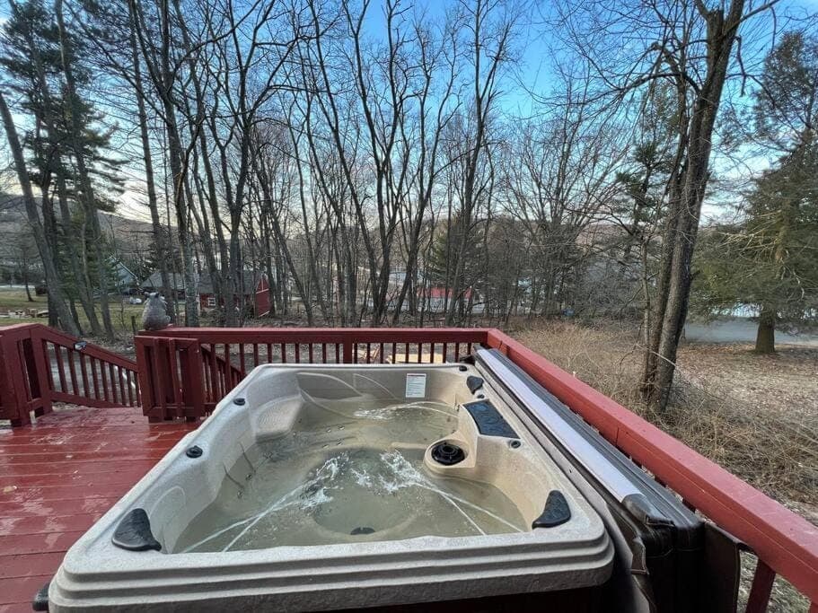 Cubs Den - Hot Tub- Walk to Lake- Fire Pit - Kayaks House in Deep Creek Lake
