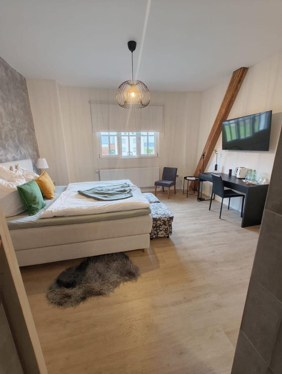 Bed, Photo of the whole room, Seating area, Bedroom