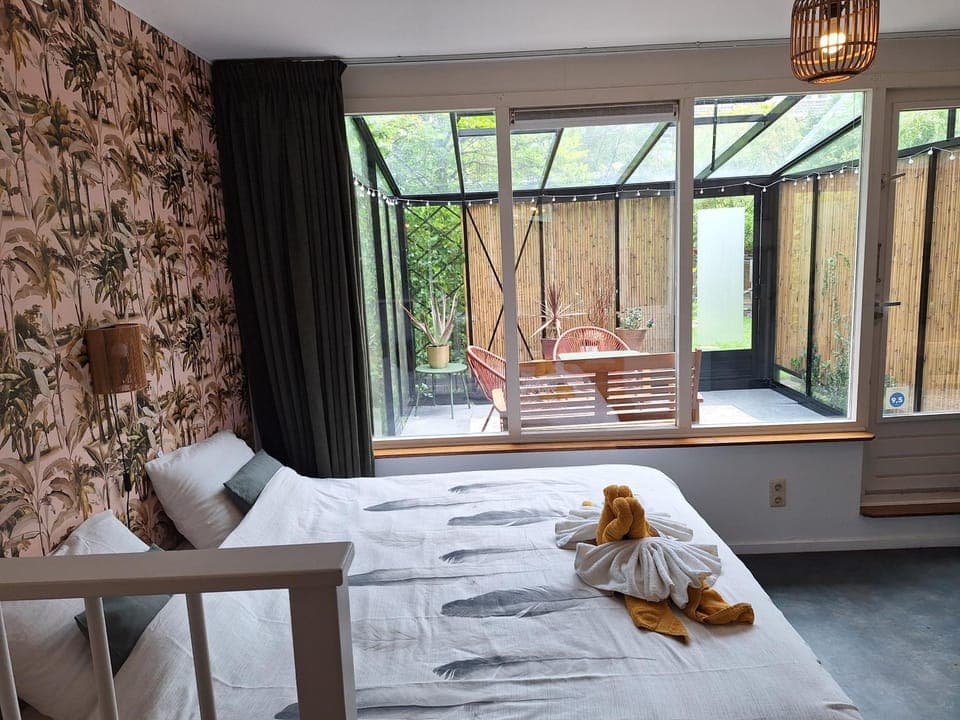 Bed, Garden, Living room, Bedroom, towels