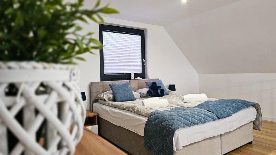 Bed, Living room, Photo of the whole room, Bedroom, towels