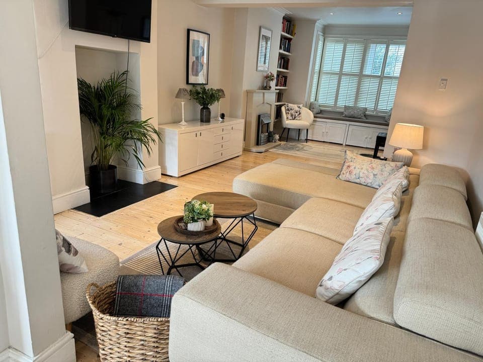 TV and multimedia, Living room, Seating area