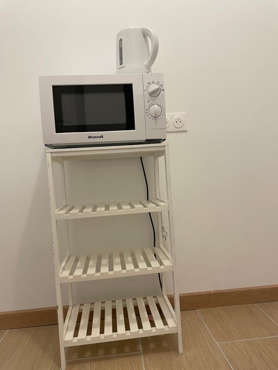 Kitchen or kitchenette, minibar