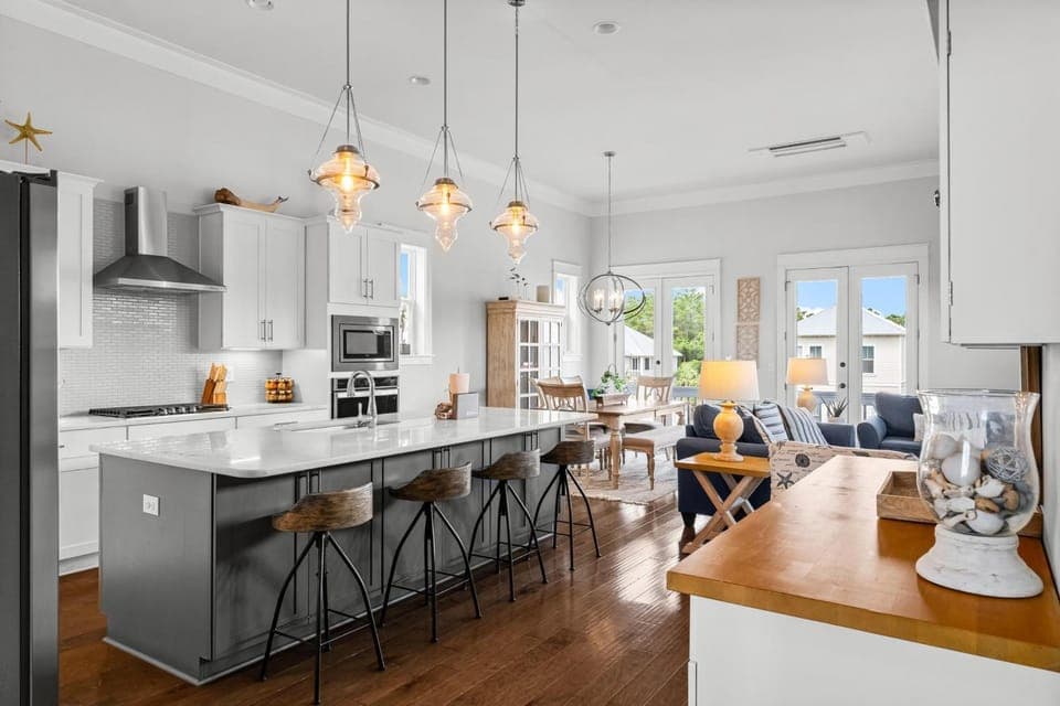 Kitchen or kitchenette, Dining area, microwave, pet friendly, stove