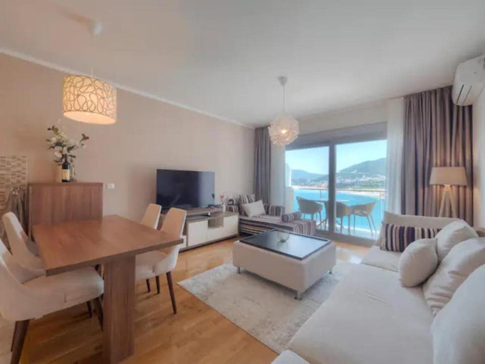 TV and multimedia, Living room, Seating area, Evening entertainment, air conditioner