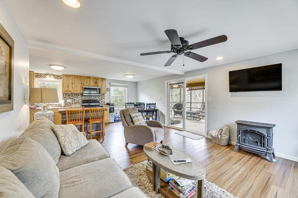 Fire Pit + Patio: Creekside Cabin in Eagle Rock! Cabin in Shenandoah Valley
