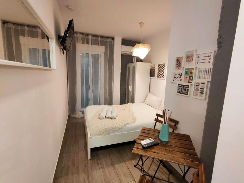 Pequeño Alojamiento con Mini Piscina - NO climatizada Apartment in Valencia