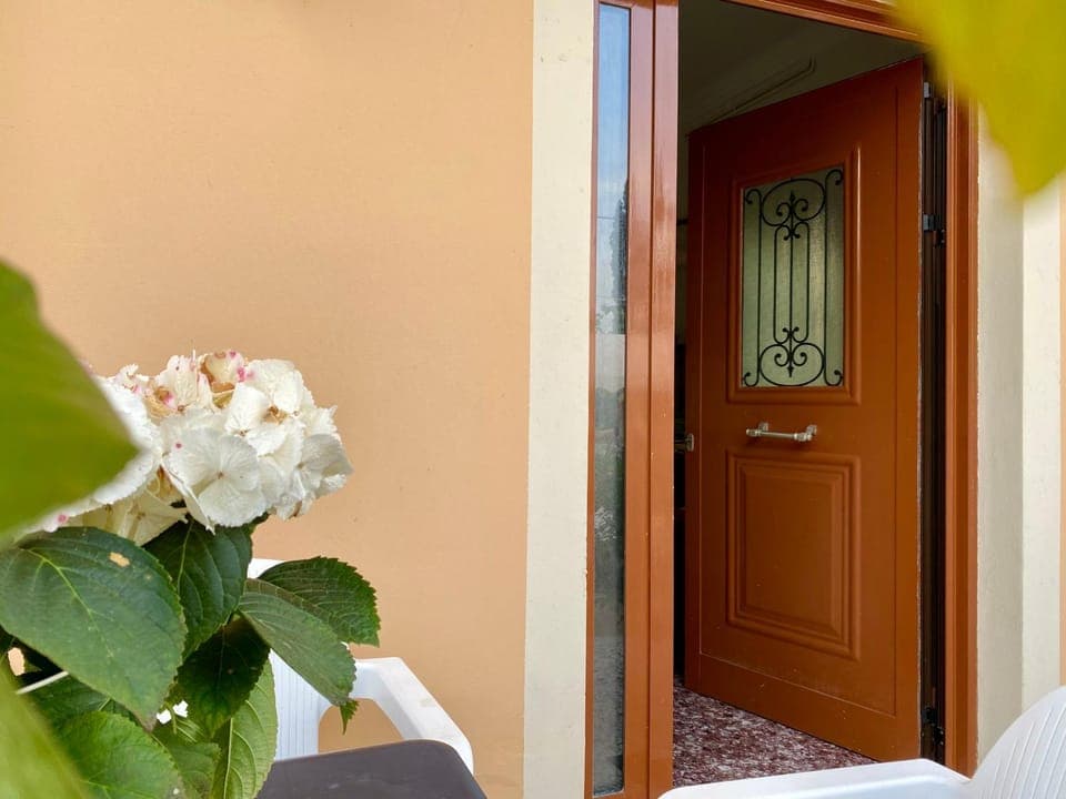 Facade/entrance, Balcony/Terrace